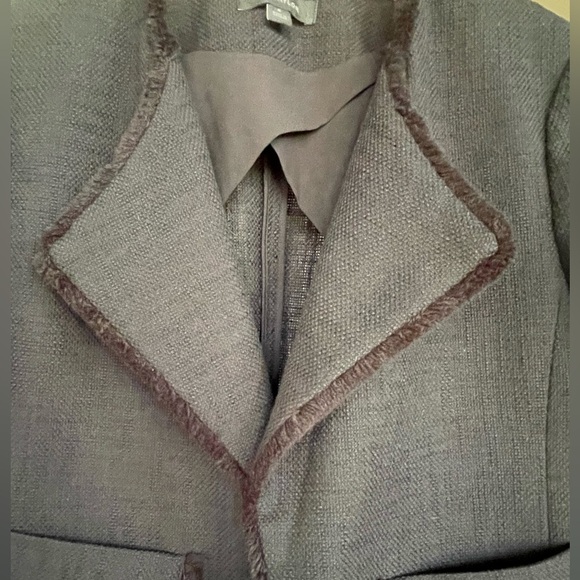 🔥🖤Ann Taylor black blazer with eyelash trim. Size M. Beautiful fit & style! - Picture 2 of 5